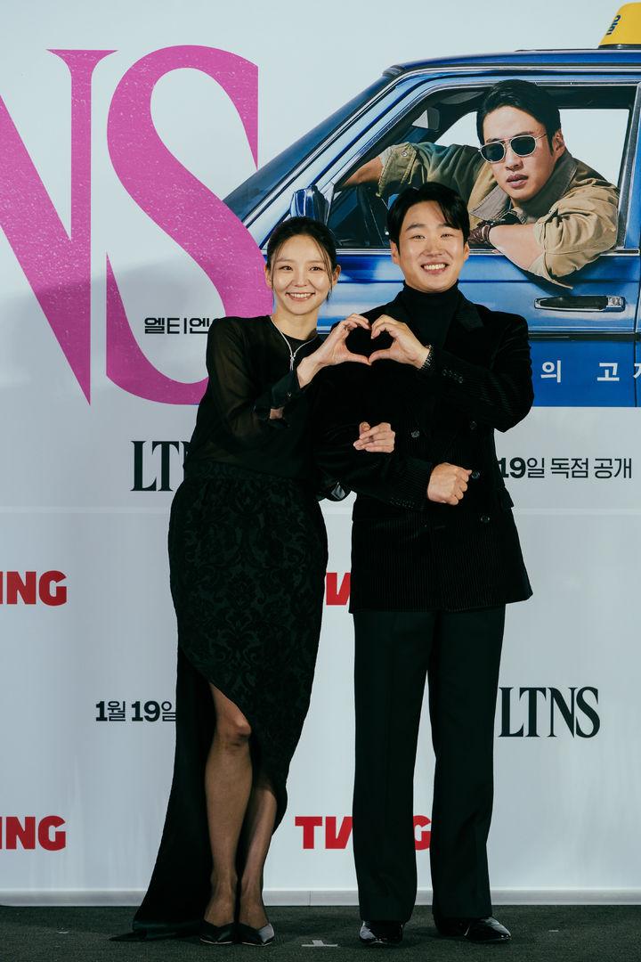 이솜(왼쪽), 안재홍