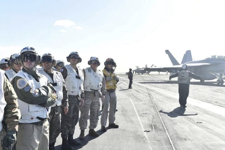 [서울=뉴시스] 폴 라카메라 한미연합군사령관(우측 두번째)과 김명수 합참의장(우측 세번째)은 훈련 첫날인 지난 15일 한미일 해상훈련 중인 미국의 칼빈슨함을 방문해 훈련 상황을 점검하고 한미일 장병들을 격려했다. (사진=한미연합군사령부 제공) 2024.01. *재판매 및 DB 금지