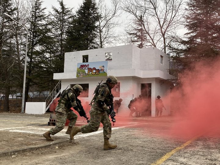 [대구=뉴시스] 육군 제50보병사단 팔공산여단은 미 대구기지사령부(USAG-D) 장병과 함께 마일즈 장비를 활용한 과학화 훈련을 실시했다. (사진=육군 제50보병사단 제공) 2024.01.17. photo@newsis.com *재판매 및 DB 금지