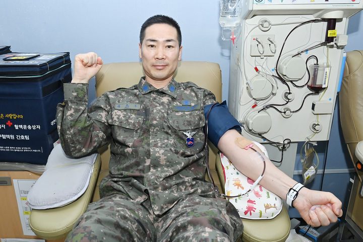 [대구=뉴시스] 공군 군수사령부 제81항공장비창이 17일 부대원의 헌혈증을 대구경북 혈액원에 기부했다. 사진은 헌혈 중인 김동수 81창 주임원사. (사진=공군 군수사 제81항공정비창 제공) 2024.01.17. photo@newsis.com *재판매 및 DB 금지