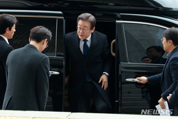 [서울=뉴시스] 고범준 기자 = 피습 보름 만에 당무에 복귀하는 이재명 더불어민주당 대표가 17일 오전 서울 여의도 국회 본관으로 출근하고 있다. 2024.01.17. bjko@newsis.com