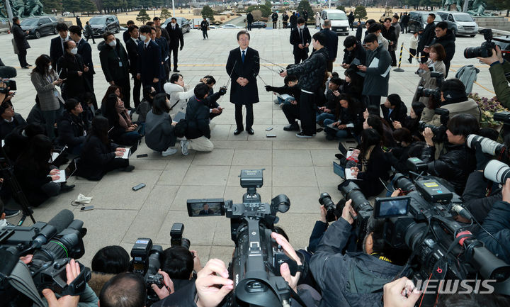 [서울=뉴시스] 고범준 기자 = 피습 보름 만에 당무에 복귀하는 이재명 더불어민주당 대표가 17일 오전 서울 여의도 국회 본관으로 출근하며 취재진 질문에 답변하고 있다. 2024.01.17. bjko@newsis.com