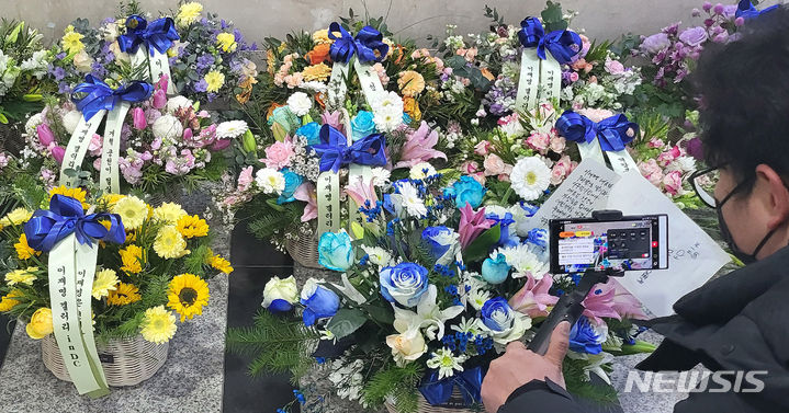 [서울=뉴시스] 추상철 기자 = 이재명 더불어민주당 대표가 흉기 피습후 당무에 복귀한 17일 오전 서울 여의도 국회에 지지자들이 보낸 축하 꽃바구니가 놓여 있다. 2024.01.17. scchoo@newsis.com