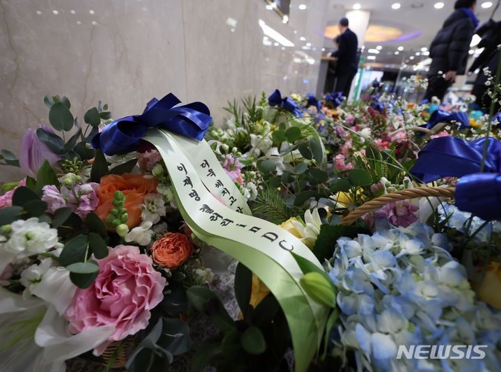 [서울=뉴시스] 추상철 기자 = 이재명 더불어민주당 대표가 흉기 피습후 당무에 복귀한 17일 오전 서울 여의도 국회에 지지자들이 보낸 축하 꽃바구니가 놓여 있다. 2024.01.17. scchoo@newsis.com