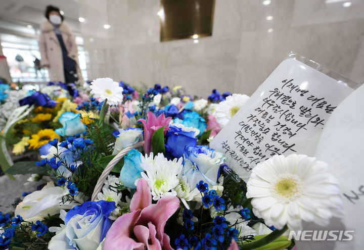 [서울=뉴시스] 추상철 기자 = 이재명 더불어민주당 대표가 흉기 피습후 당무에 복귀한 17일 오전 서울 여의도 국회에 지지자들이 보낸 축하 꽃바구니가 놓여 있다. 2024.01.17. scchoo@newsis.com