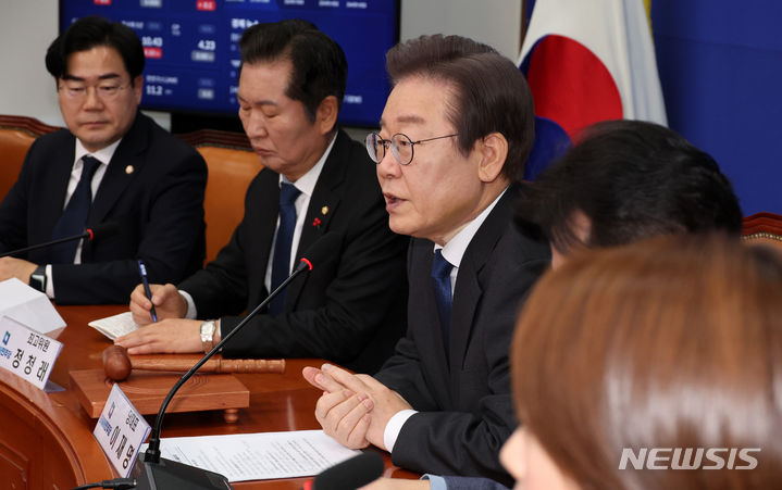 [서울=뉴시스] 이영환 기자 = 피습 보름만에 당무에 복귀한 이재명 더불어민주당 대표가 17일 오전 서울 여의도 국회에서 열린 최고위원회의에서 발언을 하고 있다. 2024.01.17. 20hwan@newsis.com