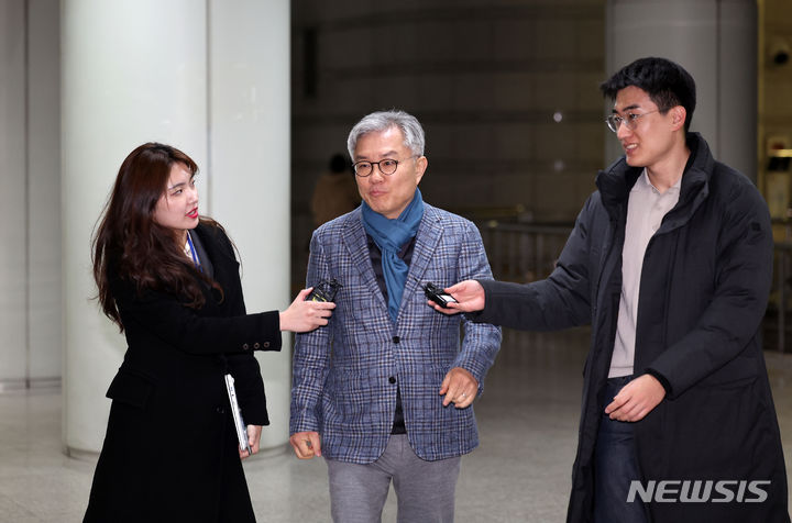 [서울=뉴시스] 김명년 기자 = 이동재 전 채널A 기자의 명예를 훼손한 혐의로 1심에서 무죄 판결을 받은 최강욱 전 의원이 17일 오전 서울 서초구 서울고등법원에서 열린 2심 선고공판에 출석하고 있다. 2024.01.17. kmn@newsis.com