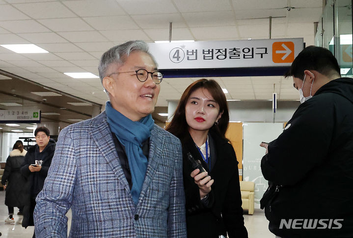 [서울=뉴시스] 김명년 기자 = 이동재 전 채널A 기자의 명예를 훼손한 혐의로 1심에서 무죄 판결을 받은 최강욱 전 의원이 17일 오전 서울 서초구 서울고등법원에서 열린 2심 선고공판에 출석하고 있다. 2024.01.17. kmn@newsis.com