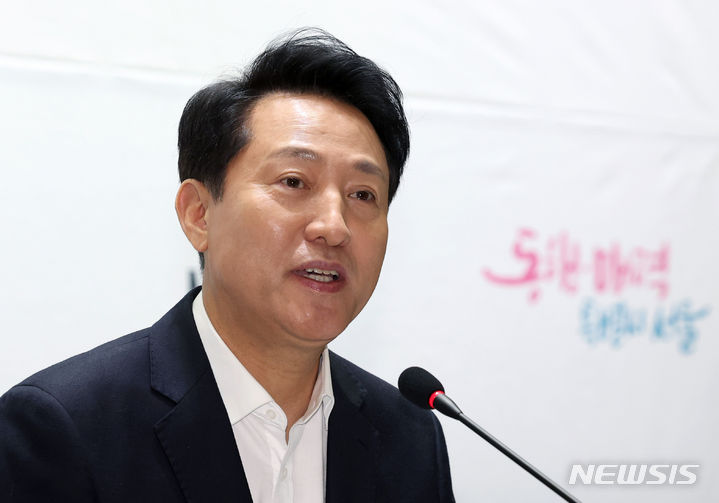[서울=뉴시스] 김진아 기자 = 오세훈 서울시장이 17일 서울 중구 서울시청에서 열린 2024 출입기자단 신년간담회에서 취재진의 질문에 답하고 있는 모습. 2024.01.17. bluesoda@newsis.com