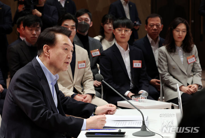 [서울=뉴시스] 전신 기자 = 윤석열 대통령이 17일 서울 여의도 한국거래소에서 '상생의 금융, 기회의 사다리 확대' 주제로 열린 네 번째 국민과 함께하는 민생토론회에서 발언하고 있다. (대통령실통신사진기자단) 2024.01.17. photo1006@newsis.com