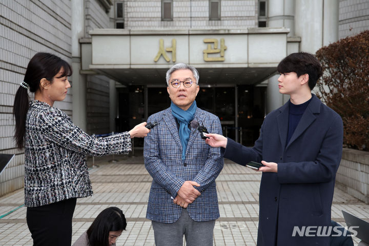 [서울=뉴시스] 김명년 기자 = 이동재 전 채널A 기자의 명예를 훼손한 혐의를 받는 최강욱 전 의원이 17일 오전 서울 서초구 서울고등법원에서 열린 2심 선고공판에서 벌금형을 선고 받은 후 취재진의 질문에 답하고 있다. 2024.01.17. kmn@newsis.com