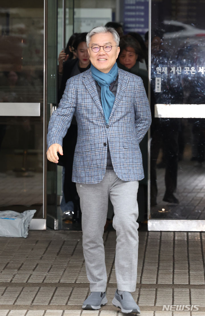 [서울=뉴시스] 김명년 기자 = 이동재 전 채널A 기자의 명예를 훼손한 혐의를 받는 최강욱 전 의원이 17일 오전 서울 서초구 서울고등법원에서 열린 2심 선고공판에서 벌금형을 선고 받은 후 법원을 나서고 있다. 2024.01.17. kmn@newsis.com