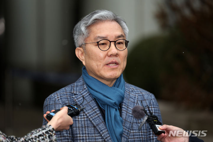 [서울=뉴시스] 김명년 기자 = 이동재 전 채널A 기자의 명예를 훼손한 혐의를 받는 최강욱 전 의원이 17일 오전 서울 서초구 서울고등법원에서 열린 2심 선고공판에서 벌금형을 선고 받은 후 취재진의 질문에 답하고 있다. 2024.01.17. kmn@newsis.com