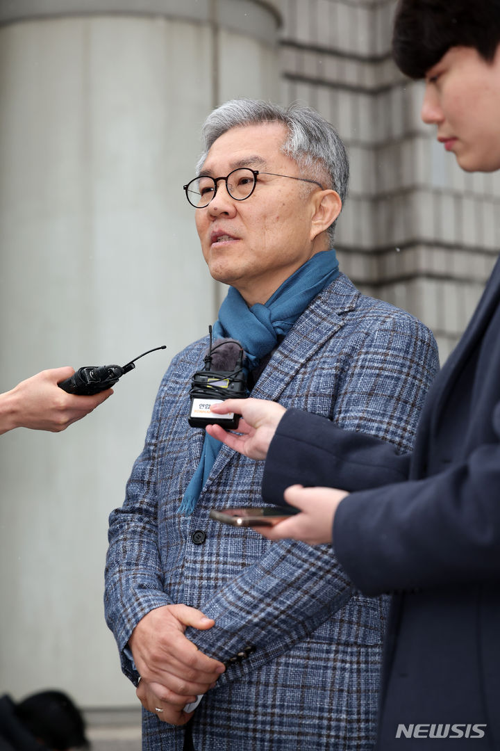 [서울=뉴시스] 김명년 기자 = 이동재 전 채널A 기자의 명예를 훼손한 혐의를 받는 최강욱 전 의원이 17일 오전 서울 서초구 서울고등법원에서 열린 2심 선고공판에서 벌금형을 선고 받은 후 취재진의 질문에 답하고 있다. 2024.01.17. kmn@newsis.com