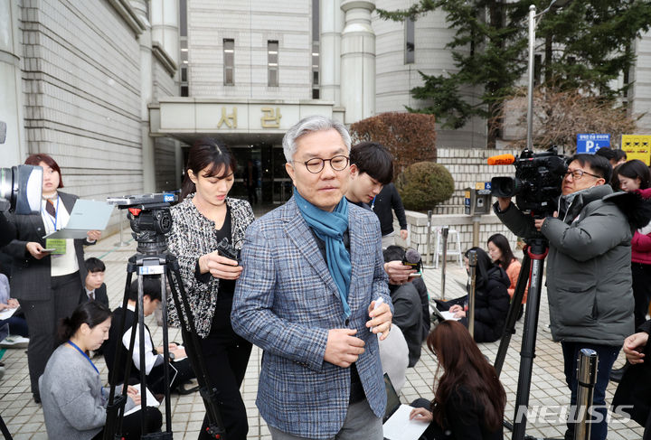 [서울=뉴시스] 김명년 기자 = 이동재 전 채널A 기자의 명예를 훼손한 혐의를 받는 최강욱 전 의원이 17일 오전 서울 서초구 서울고등법원에서 열린 2심 선고공판에서 벌금형을 선고 받은 후 법원을 나서고 있다. 2024.01.17. kmn@newsis.com