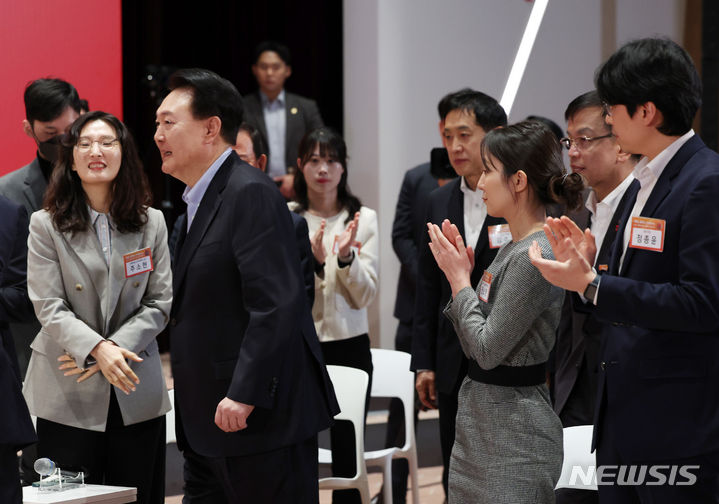 [서울=뉴시스] 전신 기자 = 윤석열 대통령이 17일 서울 여의도 한국거래소에서 '상생의 금융, 기회의 사다리 확대' 주제로 열린 네 번째 국민과 함께하는 민생토론회에 입장하고 있다. (대통령실통신사진기자단) 2024.01.17. photo1006@newsis.com