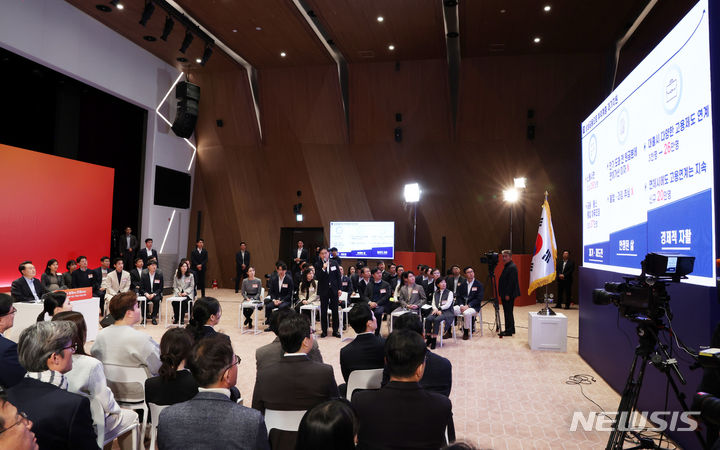 [서울=뉴시스] 전신 기자 = 윤석열 대통령이 17일 서울 여의도 한국거래소에서 열린 네 번째 국민과 함께하는 민생토론회에서 김주현 금융위원장의 '상생의 금융, 기회의 사다리 확대'를 위한 정책 방안 발표를 듣고 있다. (대통령실통신사진기자단) 2024.01.17. photo1006@newsis.com