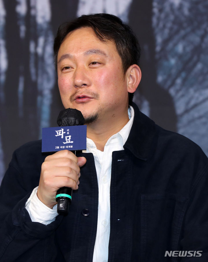 [서울=뉴시스] 김혜진 기자 = 장재현 감독이 17일 오전 서울 중구 더 플라자 호텔에서 열린 영화 '파묘'(감독 장재현) 제작보고회에서 인사말을 하고 있다. 2024.01.17. jini@newsis.com