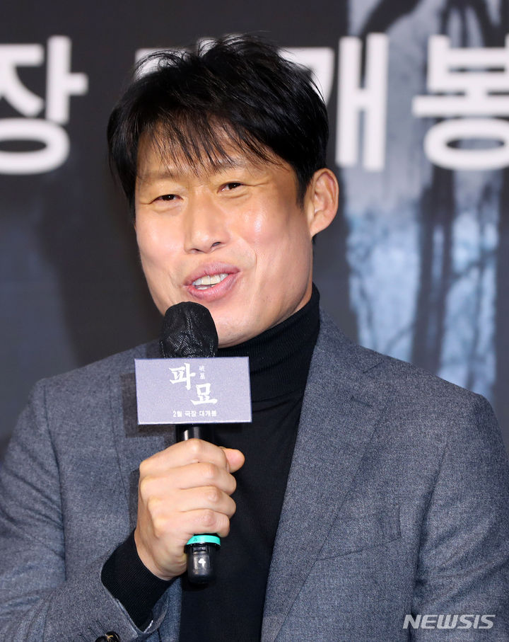 [서울=뉴시스] 김혜진 기자 = 배우 유해진이 17일 오전 서울 중구 더 플라자 호텔에서 열린 영화 '파묘'(감독 장재현) 제작보고회에서 인사말을 하고 있다. 2024.01.17. jini@newsis.com