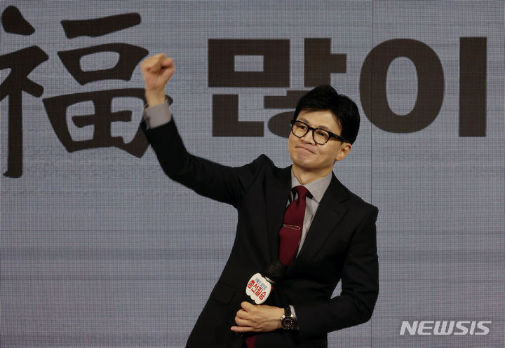 [서울=뉴시스] 조성우 기자 = 한동훈 국민의힘 비상대책위원장이 17일 오전 서울 마포구 케이터틀에서 열린 2024 국민의힘 서울시당 신년인사회에서 인사말을 하다 주먹을 불끈 쥐고 있다. 2024.01.17. xconfind@newsis.com
