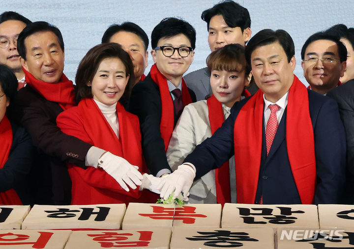 [서울=뉴시스] 조성우 기자 = 한동훈 국민의힘 비상대책위원장이 17일 오전 서울 마포구 케이터틀에서 열린 2024 국민의힘 서울시당 신년인사회에서 참석자들과 함께 떡 케이크를 자르고 있다. 2024.01.17. xconfind@newsis.com
