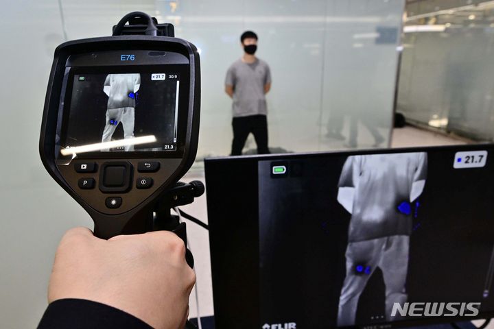 [인천공항=뉴시스] 최동준 기자 = 17일 인천공항 제1여객터미널에서 2023년도 관세청 마약밀수 단속 동향 브리핑 및 마약단속 현장 점검이 진행되고 있는 가운데 열화상 카메라 시연이 이뤄지고 있다. 위 장비는 인체의 체온과 은닉한 물품의 체온 차를 색깔로 구분해 마약 소지를 적발할 수 있다. (공동취재) 2024.01.17. photo@newsis.com