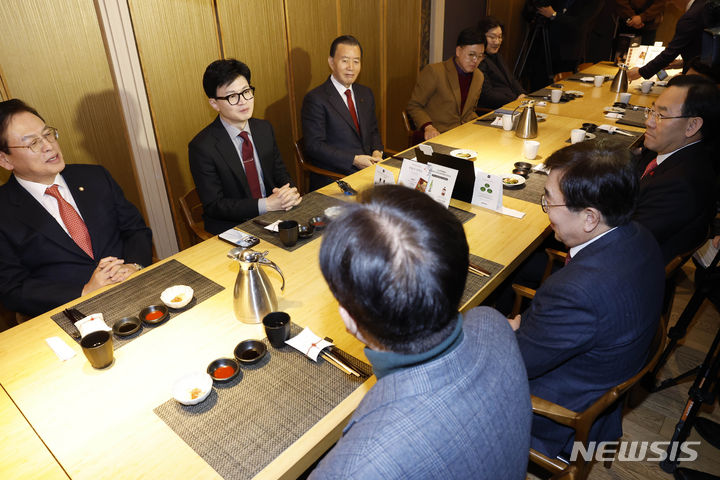 [서울=뉴시스] 고범준 기자 = 한동훈 국민의힘 비상대책위원장이 17일 오전 서울 영등포구 콘래드서울 호텔의 한 식당에서 4·5선 중진 의원 오찬 간담회를 하고 있다. (공동취재) 2024.01.17. photo@newsis.com