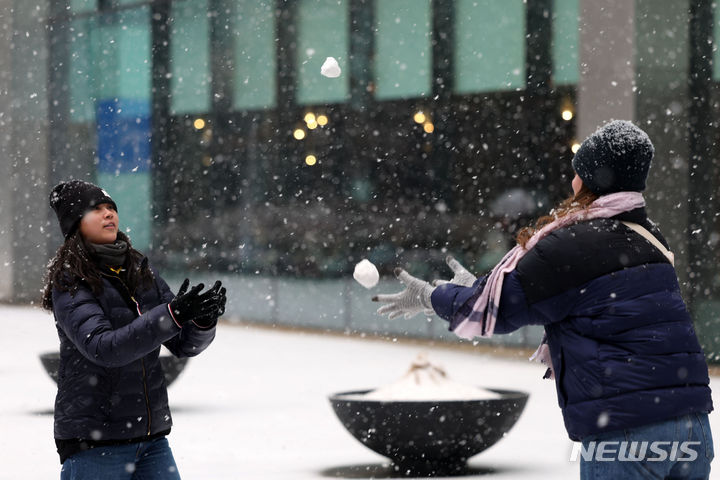 [서울=뉴시스] 홍효식 기자 = 눈이 내린 17일 서울 강남구 삼성동 일대에서 관광객들이 눈놀이를 하고 있다. 2024.01.17. yesphoto@newsis.com
