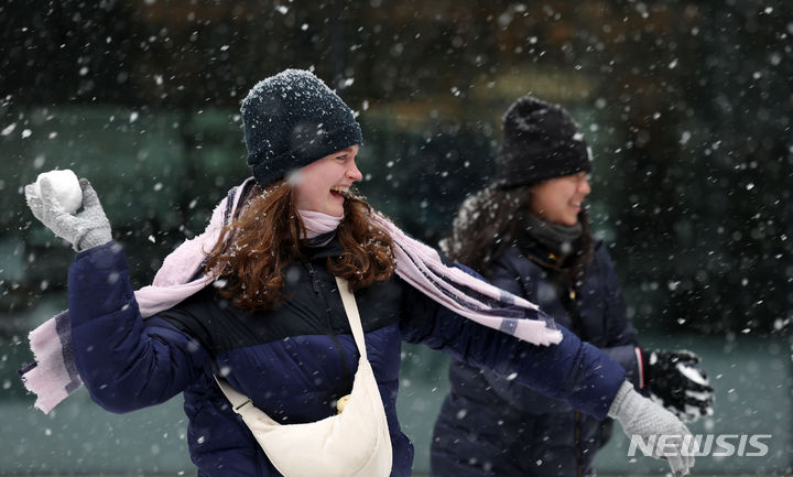 [서울=뉴시스] 홍효식 기자 = 눈이 내린 17일 서울 강남구 삼성동 일대에서 관광객들이 눈싸움을 하고 있다. 2024.01.17. yesphoto@newsis.com