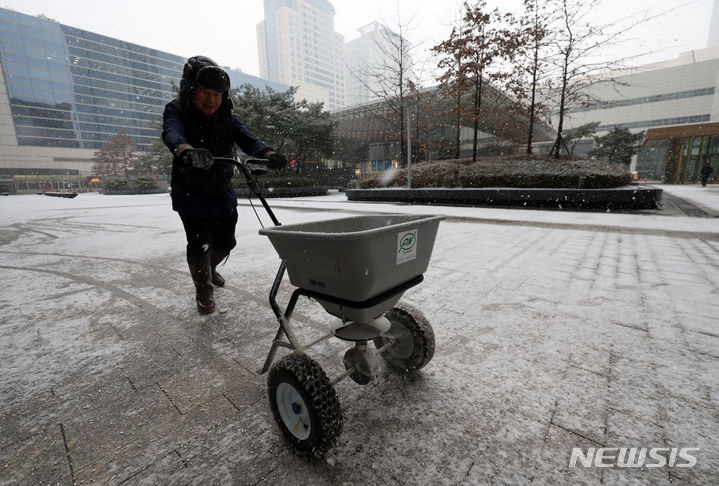 [서울=뉴시스] 홍효식 기자 = 눈이 내린 17일 서울 강남구 삼성동 일대에서 호텔 관계자가 제설작업을 하고 있다. 2024.01.17. yesphoto@newsis.com