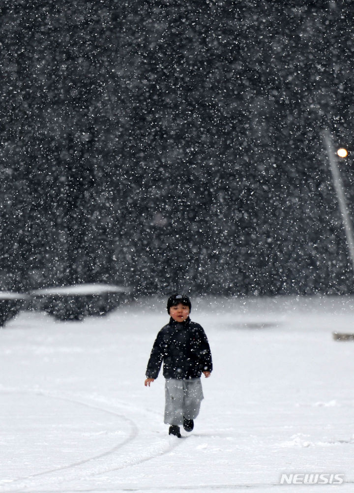 [서울=뉴시스] 홍효식 기자 = 눈이 내린 17일 서울 강남구 삼성동 일대에서 한 어린이가 눈길을 걷고 있다. 2024.01.17. yesphoto@newsis.com