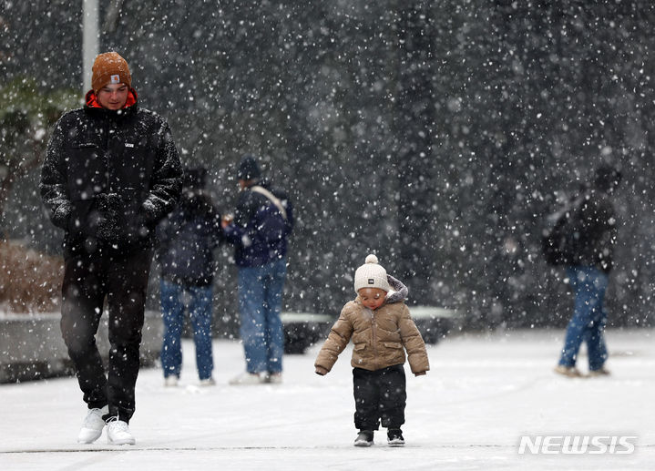 [서울=뉴시스] 홍효식 기자 = 눈이 내린 17일 서울 강남구 삼성동 일대에서 관광객들이 눈길을 걷고 있다.&nbsp; 2024.01.17. yesphoto@newsis.com