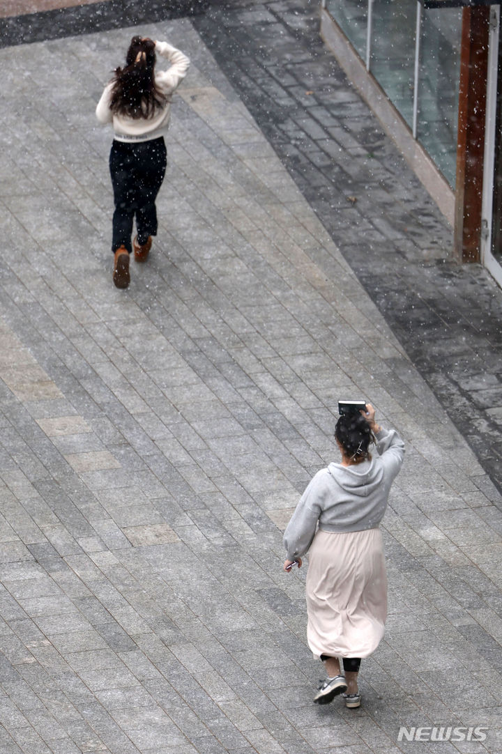 [서울=뉴시스] 홍효식 기자 = 눈이 내린 17일 서울 강남구 삼성동 일대에서 시민들이 발걸음을 재촉하고 있다. 2024.01.17. yesphoto@newsis.com