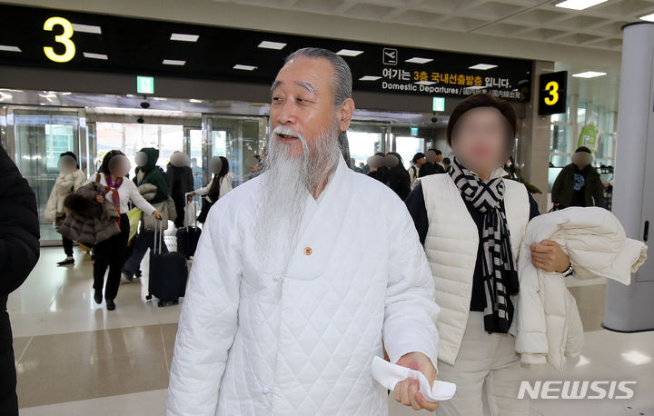 [제주=뉴시스] 우장호 기자 = 역술인 천공이 지난 1월17일 오후 제주국제공항 3층에서 수행원 및 지인들과 탑승 수속장으로 이동하고 있다. 2024.01.17. woo1223@newsis.com
