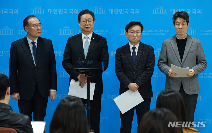 [서울=뉴시스] 추상철 기자 = 문재인 정부 장관 및 청와대 출신 의원들이 17일 오후 서울 여의도 국회에서 문 전 대통령 주변 수사 관련 합동 기자회견을 마친 후 취재진의 질문에 답변하고 있다. 왼쪽부터 더불어민주당 이개호, 황희, 권칠승, 윤건영 의원. 2024.01.17. scchoo@newsis.com