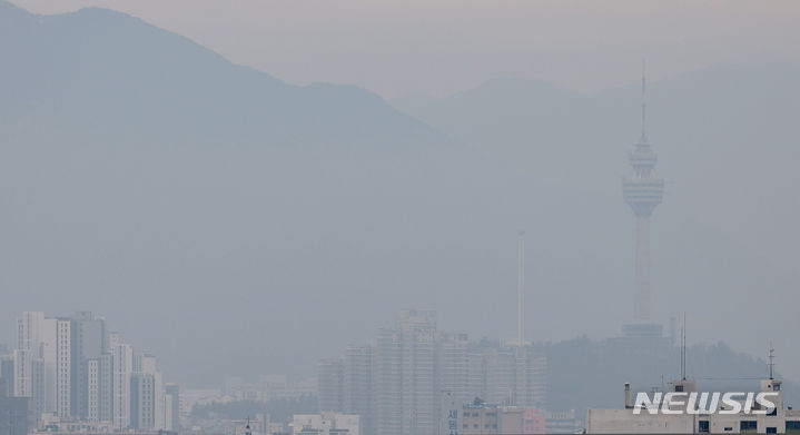 [대구=뉴시스] 이무열 기자 = 대구 초미세먼지 농도가 ‘나쁨’ 수준을 보인 지난 17일 대구 북구 침산동에서 바라본 83타워가 뿌옇게 보이고 있다. 2024.01.17. lmy@newsis.com