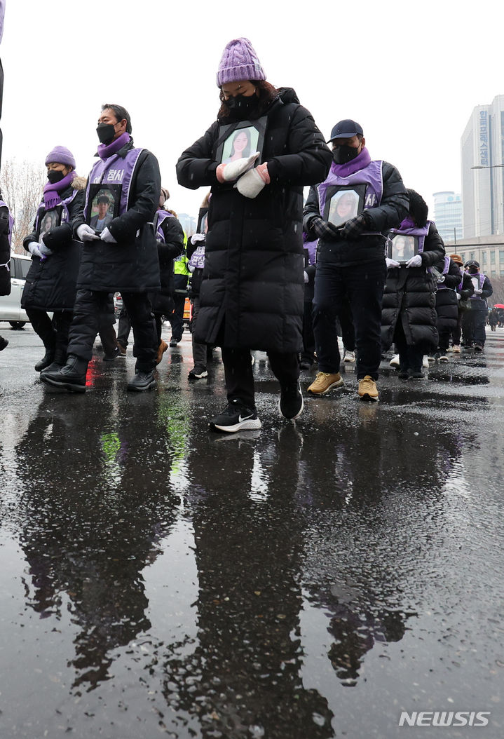 [서울=뉴시스] 황준선 기자 = 10.29 이태원 참사 유가족들이 17일 오후 서울 중구 세종대로 일대에서 10.29 이태원 참사 유가족 침묵의 영정 행진을 하고 있다. 2024.01.17. hwang@newsis.com