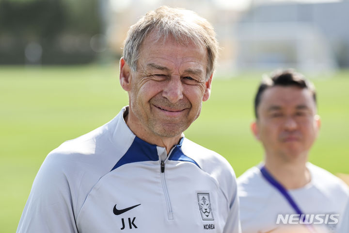 [도하(카타르)=뉴시스] 김근수 기자 = AFC 2023 카타르 아시안컵에 출전 중인 위르겐 클린스만 감독이 17일(현지시각) 카타르 도하 알 에글라 트레이닝센터에서 훈련장으로 나오고 있다. 위르겐 클린스만 감독이 이끄는 대표팀은 오는 20일 요르단, 25일 말레이시아와 경기를 치른다. 2024.01.17. ks@newsis.com