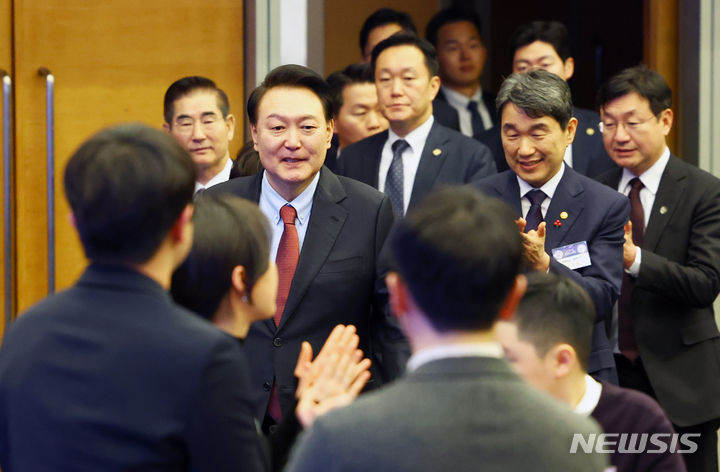 [서울=뉴시스] 전신 기자 = 윤석열 대통령이 17일 서울 중구 대한상공회의소에서 열린 2024년 교육계 신년교례회에 입장하고 있다. 2024.01.17. photo1006@newsis.com