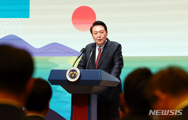 [서울=뉴시스] 전신 기자 = 윤석열 대통령이 17일 서울 중구 대한상공회의소에서 열린 2024년 교육계 신년교례회에서 발언하고 있다. 2024.01.17. photo1006@newsis.com