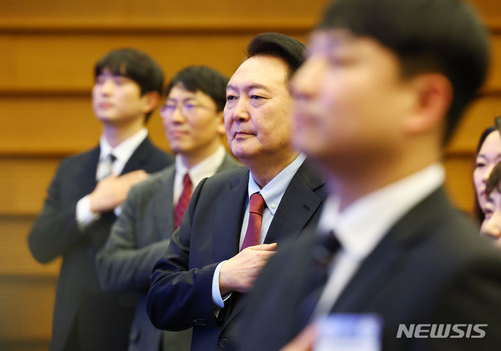 [서울=뉴시스] 전신 기자 = 윤석열 대통령이 17일 서울 중구 대한상공회의소에서 열린 2024년 교육계 신년교례회에서 국기에 대한 경례를 하고 있다. 2024.01.17. photo1006@newsis.com
