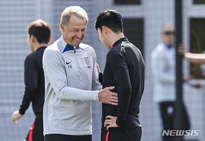 [도하(카타르)=뉴시스] 김근수 기자 = AFC 2023 카타르 아시안컵에 출전 중인 대한민국 축구대표팀 위르겐 클린스만 감독과 손흥민이 17일(현지시각) 카타르 도하 알 에글라 트레이닝센터에서 대화를 나누고 있다. 위르겐 클린스만 감독이 이끄는 대표팀은 오는 20일 요르단, 25일 말레이시아와 경기를 치른다. 2024.01.17. ks@newsis.com