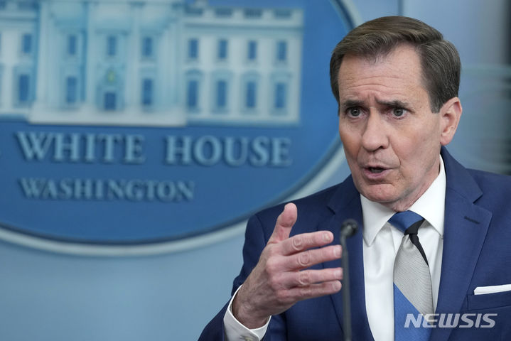 [워싱턴=AP/뉴시스] 존 커비 백악관 국가안보회의(NSC) 전략소통조정관이 지난 17일 백악관에서 일일 브리핑하고 있다. 2024.01.23.