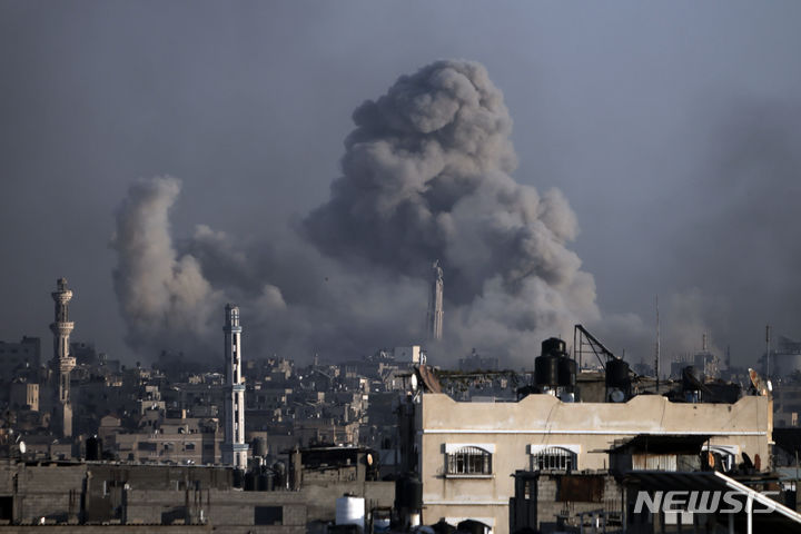 [칸유니스(가자지구)=AP/뉴시스]지난 17일 이스라엘의 공습으로 가자 지구 남부 칸유니스에서 연기가 피어오르고 있다. 2024.01.18.