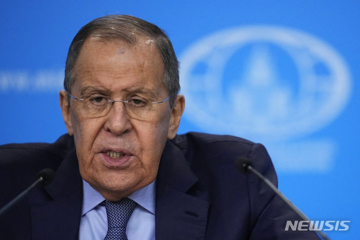 [모스크바=AP/뉴시스] 세르게이 라브로프 러시아 외무장관은 9일(현지 시간) 미국이 관계 개선 노력을 방해하고, 제재 이행을 하지 않은 채 제재를 가하고 있다고 비난했다. 사진은 라브로프 장관이 2024년 1월 18일 러시아 모스크바에서 기자회견을 하고 있는 모습. 2026.02.10.