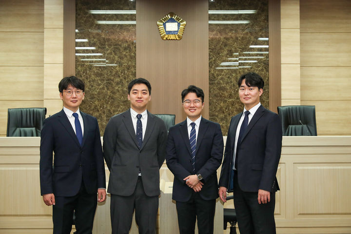 [부산=뉴시스] 2024년 검사 임용시험에 합격한 동아대 로스쿨 13기 천영환(왼쪽부터), 정희재, 김경진, 이승택 원생. (사진=동아대학교 제공) 2024.01.18. photo@newsis.com *재판매 및 DB 금지