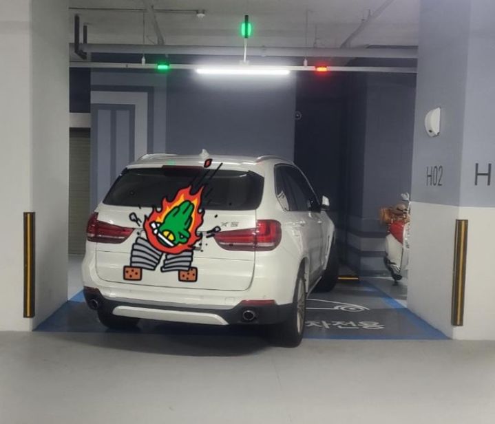 경차 전용 주차 자리에 주차를 한 SUV (사진=온라인 커뮤니티 캡처) *재판매 및 DB 금지