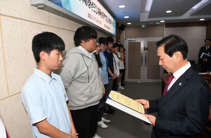 [창녕=뉴시스] 창녕군인재육성장학재단에서 장학금을 전달하고 있다. (사진=창녕군 제공) 2024.01.18. photo@newsis.com *재판매 및 DB 금지