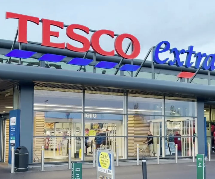 [서율=뉴시스] 세계적 과일 기업 델몬트 케냐 농장에서 경비원의 폭력으로 인한 살인 등 인권 침해 사례가 여러 차례 보고되며 주요 고객인 영국 슈퍼마켓 체인들이 델몬트 파인애플 보이콧을 이어가고 있다. 사진은 테스코 매장모습. (사진=테스코 공식 인스타그램) (*본문과 연관 없는 사진) 2024.01.18. *재판매 및 DB 금지