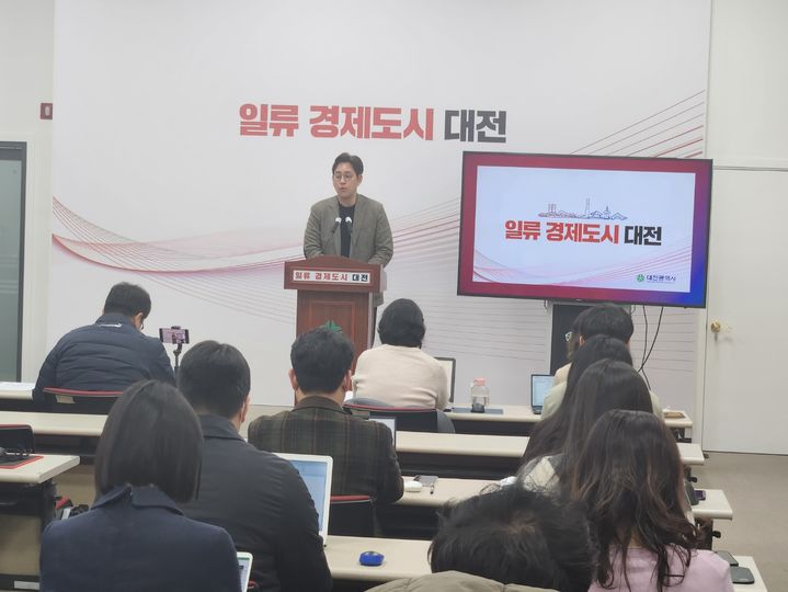 [대전=뉴시스] 곽상훈 기자=노기수 대전시 문화관광국장이 18일 대전시청 브리핑룸에서 '선 디자인 후 사업계획' 방식의 문화시설 건립계획을 밝히고 있다. 2024. 01.18. kshoon0663@newsis.com  *재판매 및 DB 금지